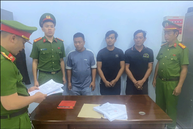 Tai-xe-xe-dau-keo-chan-dau-xe-khach-de-xu-ly-mau-thuan-tram-thu-phi-un-tac-nghiem-trong-gay-buc-xuc-1