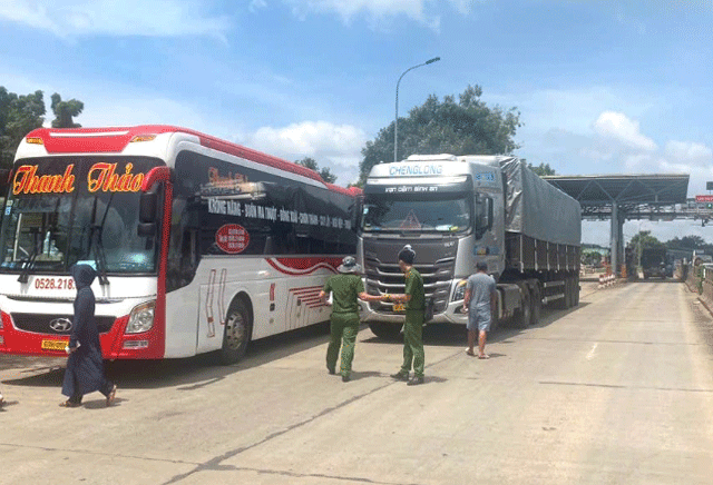 Tai-xe-xe-dau-keo-chan-dau-xe-khach-de-xu-ly-mau-thuan-tram-thu-phi-un-tac-nghiem-trong-gay-buc-xuc-2