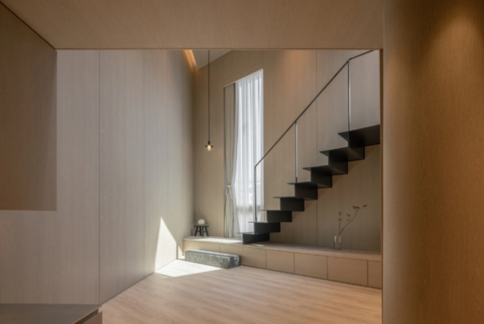 Can-canh-ngoi-nha-hinh-tam-giac-voi-thiet-ke-doc-dao-dep-man-nhan-giua-trung-tam-sam-uat-gay-sot-10