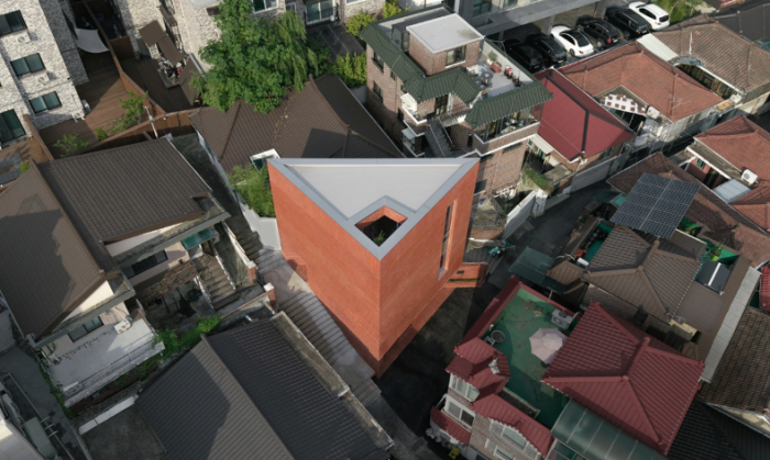 Can-canh-ngoi-nha-hinh-tam-giac-voi-thiet-ke-doc-dao-dep-man-nhan-giua-trung-tam-sam-uat-gay-sot-2