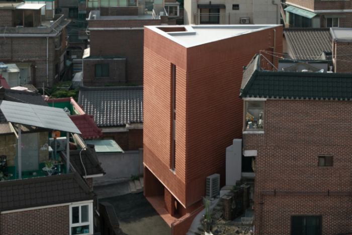 Can-canh-ngoi-nha-hinh-tam-giac-voi-thiet-ke-doc-dao-dep-man-nhan-giua-trung-tam-sam-uat-gay-sot