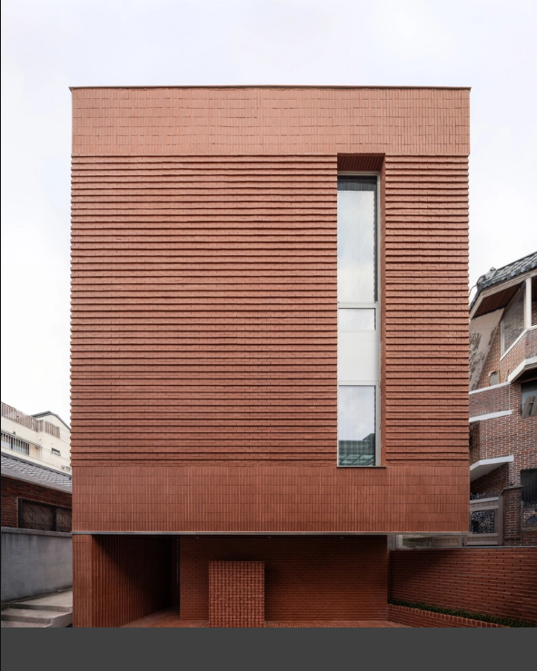 Can-canh-ngoi-nha-hinh-tam-giac-voi-thiet-ke-doc-dao-dep-man-nhan-giua-trung-tam-sam-uat-gay-sot-4