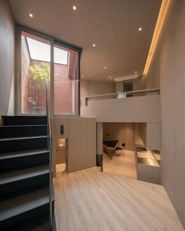 Can-canh-ngoi-nha-hinh-tam-giac-voi-thiet-ke-doc-dao-dep-man-nhan-giua-trung-tam-sam-uat-gay-sot-6