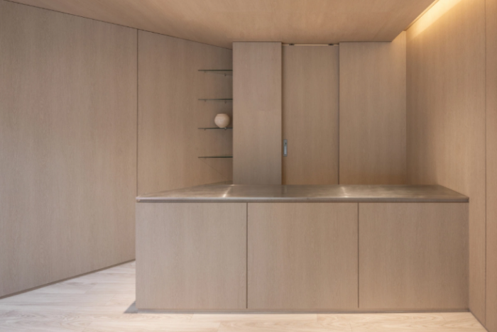 Can-canh-ngoi-nha-hinh-tam-giac-voi-thiet-ke-doc-dao-dep-man-nhan-giua-trung-tam-sam-uat-gay-sot-9