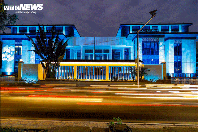 Can-canh-dien-mao-moi-khang-trang-cua-nha-ma-300-kim-ma-ai-di-qua-cung-phai-tram-tro-ngam-nhin-1