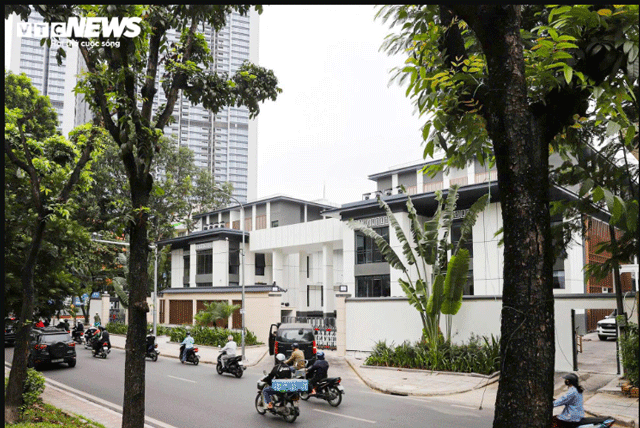 Can-canh-dien-mao-moi-khang-trang-cua-nha-ma-300-kim-ma-ai-di-qua-cung-phai-tram-tro-ngam-nhin-3