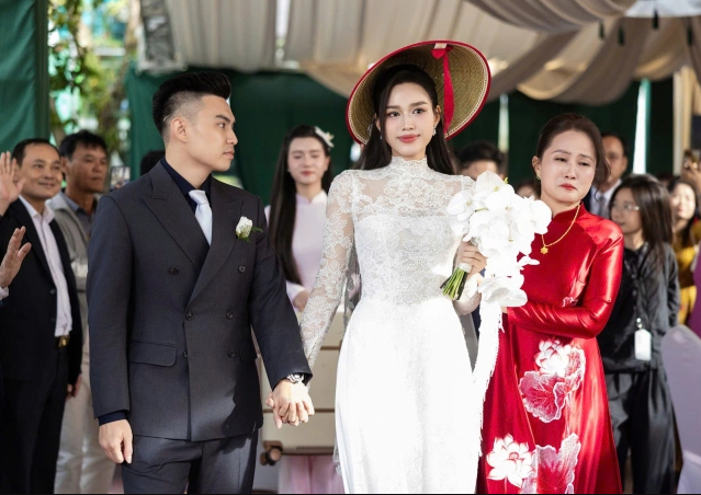Cap-nhat-toan-bo-dam-cuoi-cua-do-thi-ha-cung-chong-doanh-nhan-chu-re-lien-tuc-lau-nuoc-mat-cho-vo-20