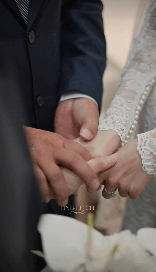 Ông Đỗ Văn Tào - bố cô dâu, nắm tay con rể dẫn anh vào phòng, chào hỏi họ hàng hai bên theo phong tục.