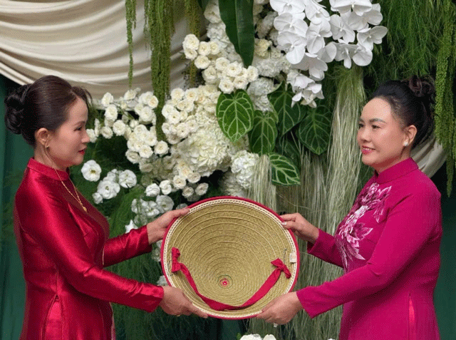 Thay-ro-do-cung-con-dau-cua-gia-dinh-nha-chong-do-thi-ha-chi-qua-mot-chi-tiet-trong-le-ruoc-dau-1