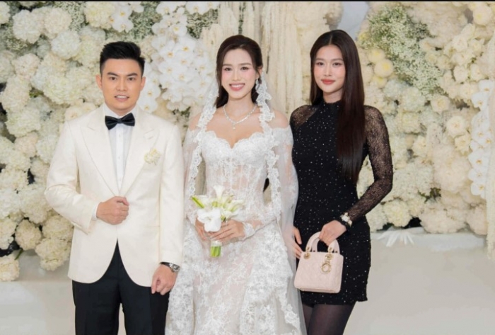 cap-nhat-toan-canh-dam-cuoi-hoa-hau-do-thi-ha-va-viet-vuong-tiec-cuoi-sang-het-nac-quy-tu-dan-sao-dinh-dam-13