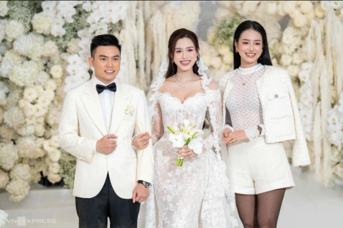 cap-nhat-toan-canh-dam-cuoi-hoa-hau-do-thi-ha-va-viet-vuong-tiec-cuoi-sang-het-nac-quy-tu-dan-sao-dinh-dam-14