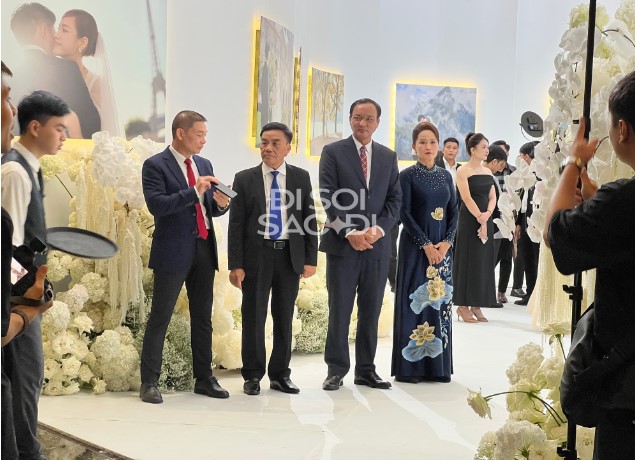 cap-nhat-toan-canh-dam-cuoi-hoa-hau-do-thi-ha-va-viet-vuong-tiec-cuoi-sang-het-nac-quy-tu-dan-sao-dinh-dam-16