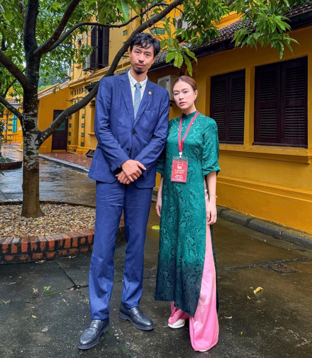 Hoang-thuy-linh-va-den-vau-da-gan-bo-tu-lau-nu-ca-si-duoc-bo-me-dang-trai-coi-nhu-con-gai-1