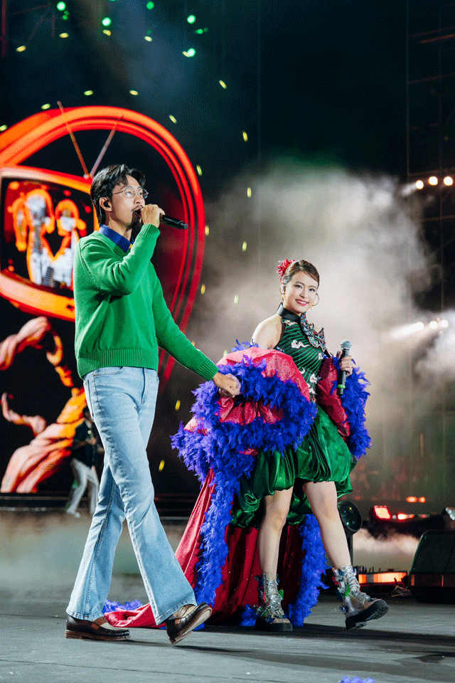 Hoang-thuy-linh-va-den-vau-da-gan-bo-tu-lau-nu-ca-si-duoc-bo-me-dang-trai-coi-nhu-con-gai