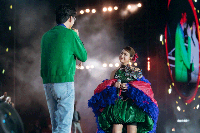 Hoang-thuy-linh-va-den-vau-da-gan-bo-tu-lau-nu-ca-si-duoc-bo-me-dang-trai-coi-nhu-con-gai-3