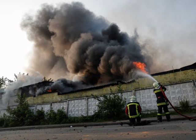 Ukraine-tiep-tuc-nhan-tin-du-sau-khi-thu-do-kiev-chim-trong-khoi-lua-ong-zelensky-phai-cau-cuu-khan-4