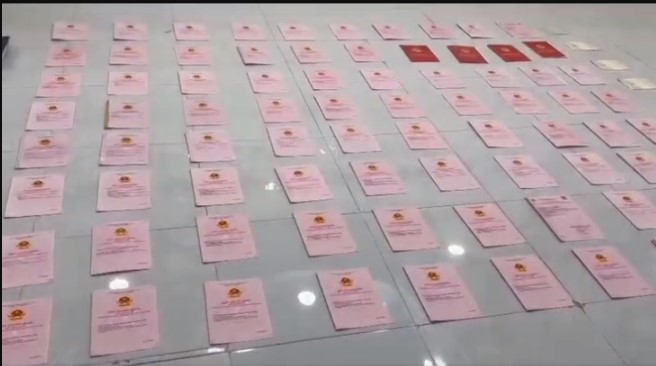cong-an-tphcm-mo-ket-sat-cua-ngan-98-choang-vang-voi-khoi-tai-san-nu-dj-cat-giau-ben-trong-2