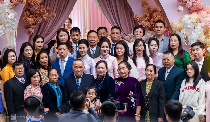 Netizen-ban-tan-rom-ra-ve-loat-anh-le-an-hoi-cua-a-hau-phuong-nhi-va-thieu-gia-vingroup-8