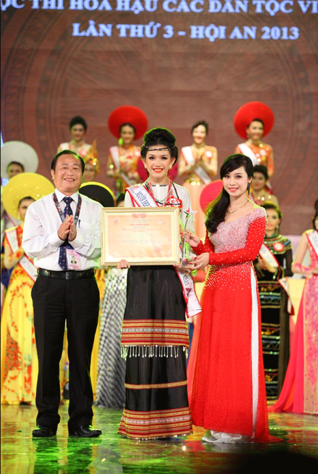 a-hau-3-miss-grand-vietnam-2025-nha-co-3-chi-em-deu-lam-bac-si-dat-a-vuong-va-au-hau-10