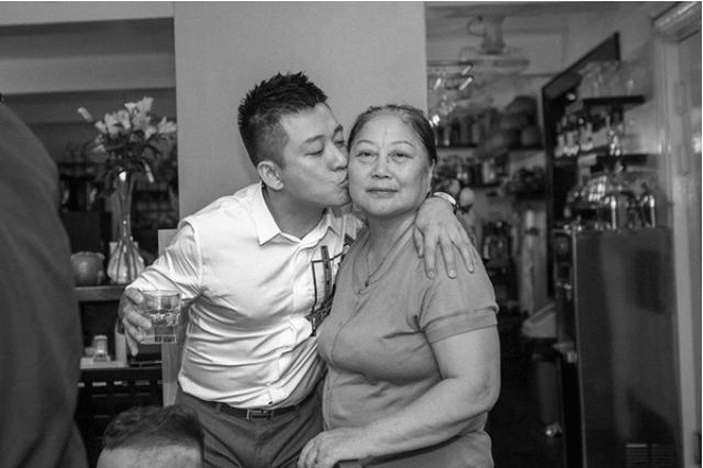 Toan-canh-le-vieng-me-ca-si-tuan-hung-vao-sang-ngay-17-11-nghe-si-tu-long-va-dan-sao-co-mat-tu-som