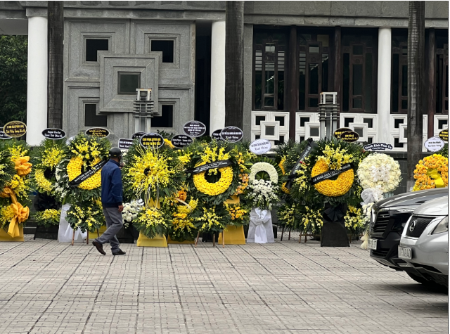 Toan-canh-le-vieng-me-ca-si-tuan-hung-vao-sang-ngay-17-11-nghe-si-tu-long-va-dan-sao-co-mat-tu-som-11