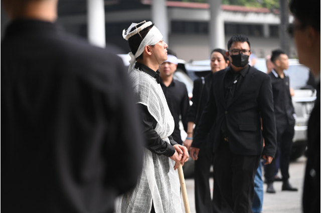 Toan-canh-le-vieng-me-ca-si-tuan-hung-vao-sang-ngay-17-11-nghe-si-tu-long-va-dan-sao-co-mat-tu-som-4