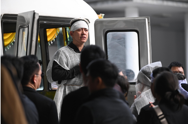 Toan-canh-le-vieng-me-ca-si-tuan-hung-vao-sang-ngay-17-11-nghe-si-tu-long-va-dan-sao-co-mat-tu-som-5