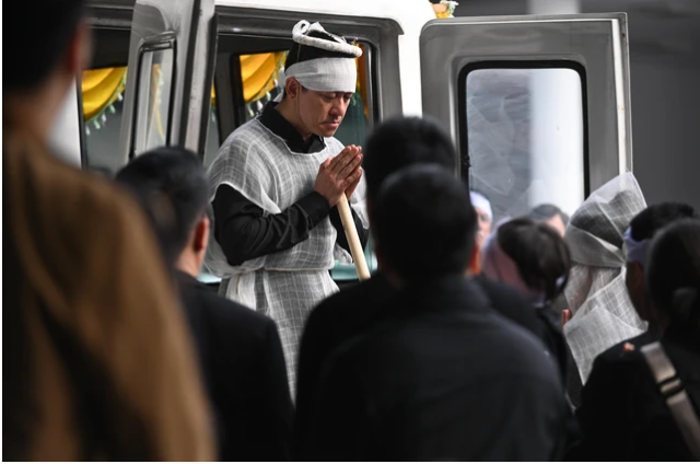 Toan-canh-le-vieng-me-ca-si-tuan-hung-vao-sang-ngay-17-11-nghe-si-tu-long-va-dan-sao-co-mat-tu-som-6