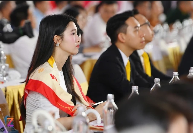 Camera-ghi-lai-hinh-anh-moi-nhat-cua-phuong-nhi-ben-canh-chong-thieu-gia-sau-thoi-gian-dai-o-an