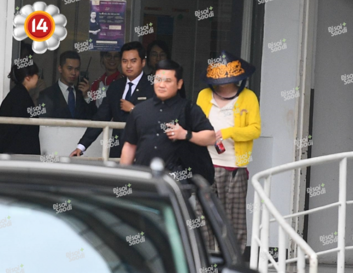 bat-tron-khoanh-khac-gdragon-doi-non-la-roi-ha-noi-sau-dem-nhac-dang-nho-cung-40000-khan-gia-viet-1