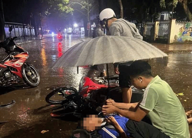 Xot-xa-ve-tinh-hinh-hien-tai-cua-chau-be-bi-xe-ban-tai-tong-trung-roi-bo-tron-giua-troi-mua-tam-ta-3