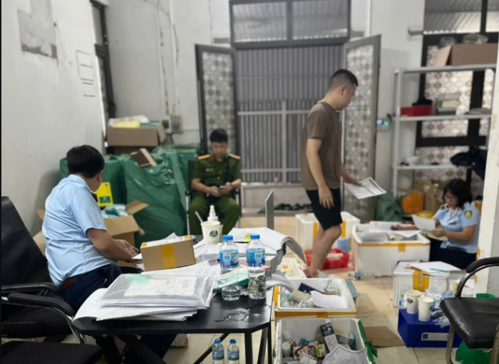 ha-noi-phat-hien-3500-san-pham-la-dau-goi-kem-chong-nang-kem-duong-da-khong-ro-nguon-goc-xuat-xu