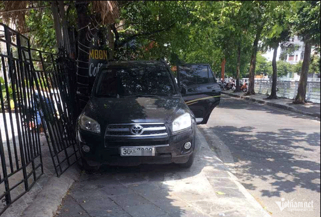 Ha-noi-clip-tai-xe-oto-chui-boi-hanh-hung-nu-chu-quan-ca-phe-khi-bi-nhac-nho-do-xe-sai-quy-dinh