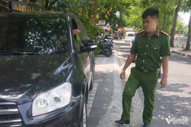 Ha-noi-clip-tai-xe-oto-chui-boi-hanh-hung-nu-chu-quan-ca-phe-khi-bi-nhac-nho-do-xe-sai-quy-dinh-4