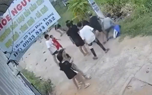 Chan-dong-clip-nhom-hoc-sinh-vay-danh-hoi-dong-1-nguoi-gia-dinh-nan-nhan-phan-no-khi-biet-1-su-that