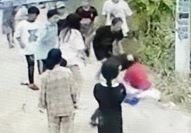 Chan-dong-clip-nhom-hoc-sinh-vay-danh-hoi-dong-1-nguoi-gia-dinh-nan-nhan-phan-no-khi-biet-1-su-that-2