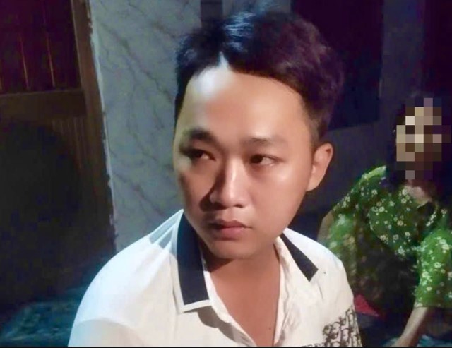 lo-an-choi-qua-tay-cung-ban-het-tien-luong-nguoi-dan-ong-dui-cuop-dien-thoai-de-tranh-bi-vo-mang-2