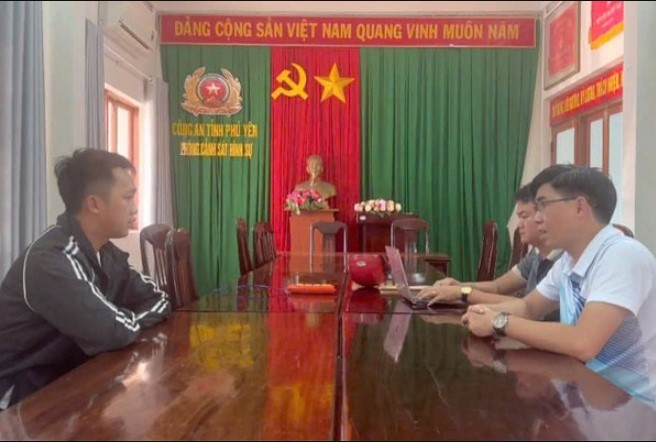 lo-an-choi-qua-tay-cung-ban-het-tien-luong-nguoi-dan-ong-dui-cuop-dien-thoai-de-tranh-bi-vo-mang
