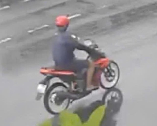 lo-an-choi-qua-tay-cung-ban-het-tien-luong-nguoi-dan-ong-dui-cuop-dien-thoai-de-tranh-bi-vo-mang-4