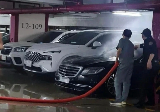 He-lo-ly-do-thuc-su-khien-ca-si-duy-rut-don-kien-mercedes-benz-viet-nam-vu-xe-bi-chay