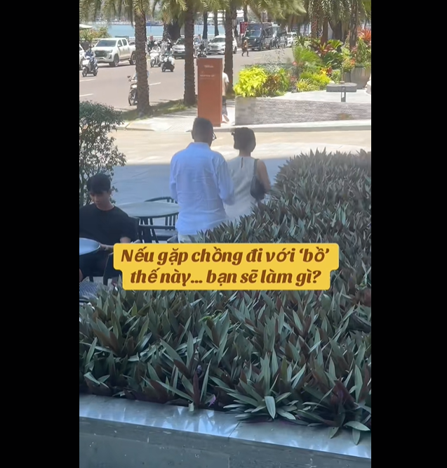 Vu-vo-di-ca-phe-cung-con-bat-gap-chong-di-voi-bo-tieu-tam-den-tan-nha-dap-cua-de-doa-dieu-gay-soc-3