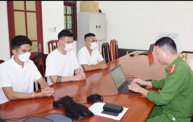 danh-tinh-3-thanh-nien-co-y-dan-dung-clip-nhay-cam-cua-doi-nam-nu-trong-xe-mercedes-gay-buc-xuc