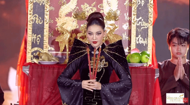 Nha-su-hoc-duong-trung-quoc-len-tieng-ve-thi-sinh-hoa-hau-miss-grand-vn-dua-ban-tho-len-san-khau-2