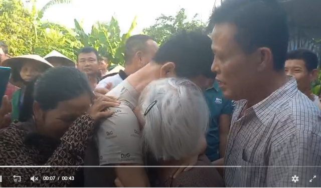 Xuc-dong-canh-me-con-bi-cao-vu-nuoi-13-con-ga-loi-trang-bi-6-nam-tu-om-nhau-khoc-tai-que-nha-nghe-an-1