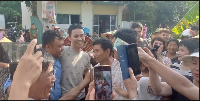 Xuc-dong-canh-me-con-bi-cao-vu-nuoi-13-con-ga-loi-trang-bi-6-nam-tu-om-nhau-khoc-tai-que-nha-nghe-an-8