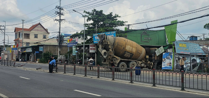 xe-bon-phong-nhu-bay-lao-vao-tiem-toc-hien-truong-khien-ai-cung-thot-tim-3