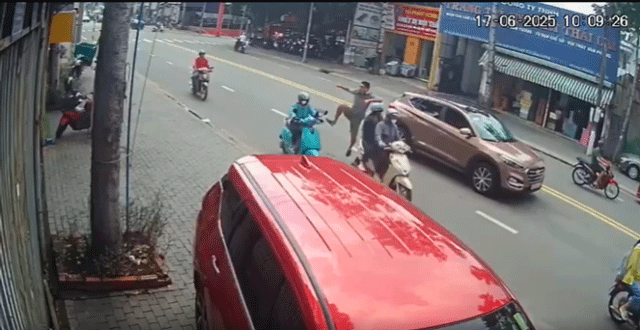 Cai-ket-dang-vu-nguoi-dan-ong-dap-nga-va-chui-boi-co-gai-di-xe-om-cong-nghe-ngay-giua-duong-3