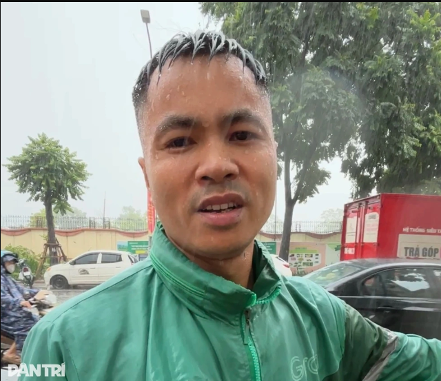 Dan-mang-khen-het-loi-nam-tai-xe-dam-mua-chat-canh-cay-do-chan-ngang-giai-phong-tac-duong-cuc-bo-2
