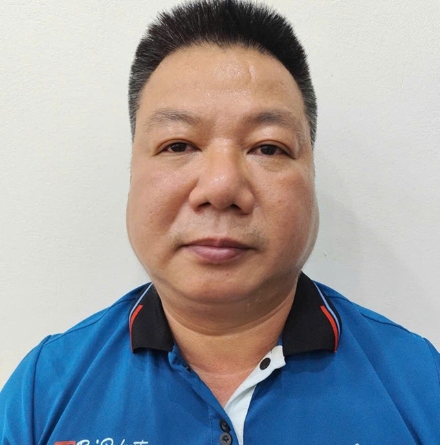 Nong-cai-ket-dang-cho-tai-xe-ngang-nguoc-rut-chia-khoa-xe-khach-bo-mac-hang-chuc-phoi-nang