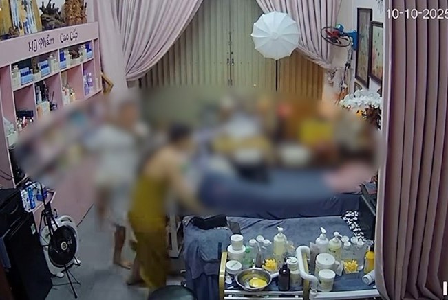 camera-ghi-lai-canh-nguoi-phu-nu-va-con-trai-bi-chong-cu-hanh-hung-vi-di-sinh-nhat-khong-xin-phep-1